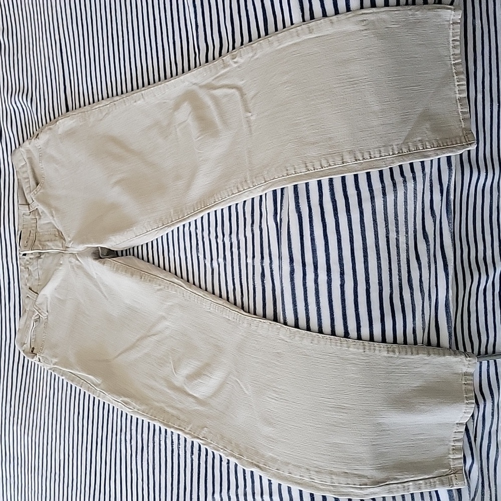 Pristine Women's Bandolino Mamdie jeans.